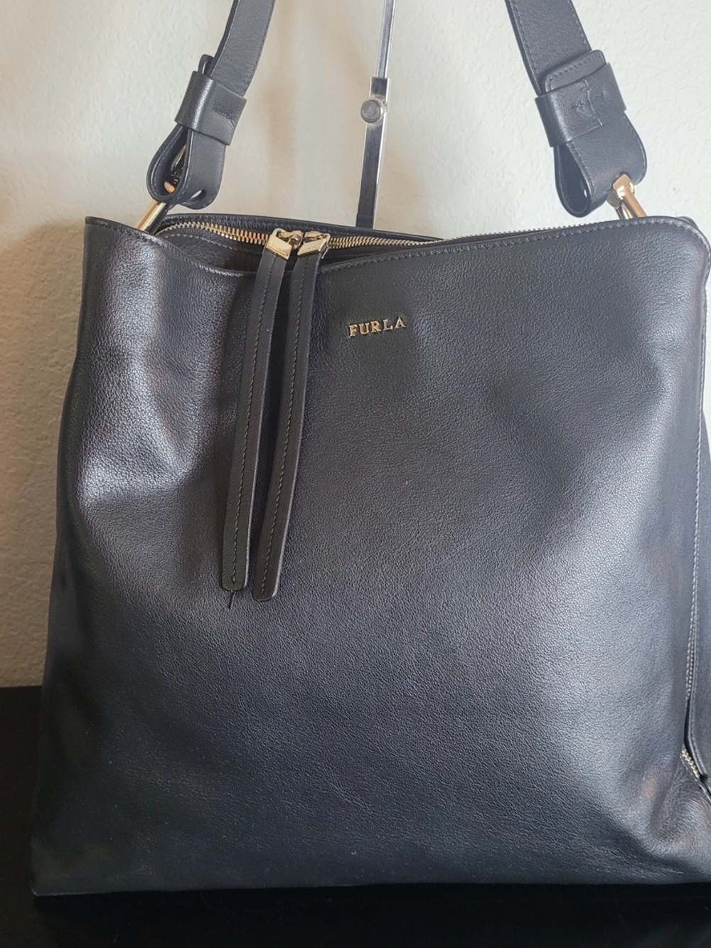 GUC FURLA LARGE BLACK LEATHER CARRYALL HOBO HANDBAG